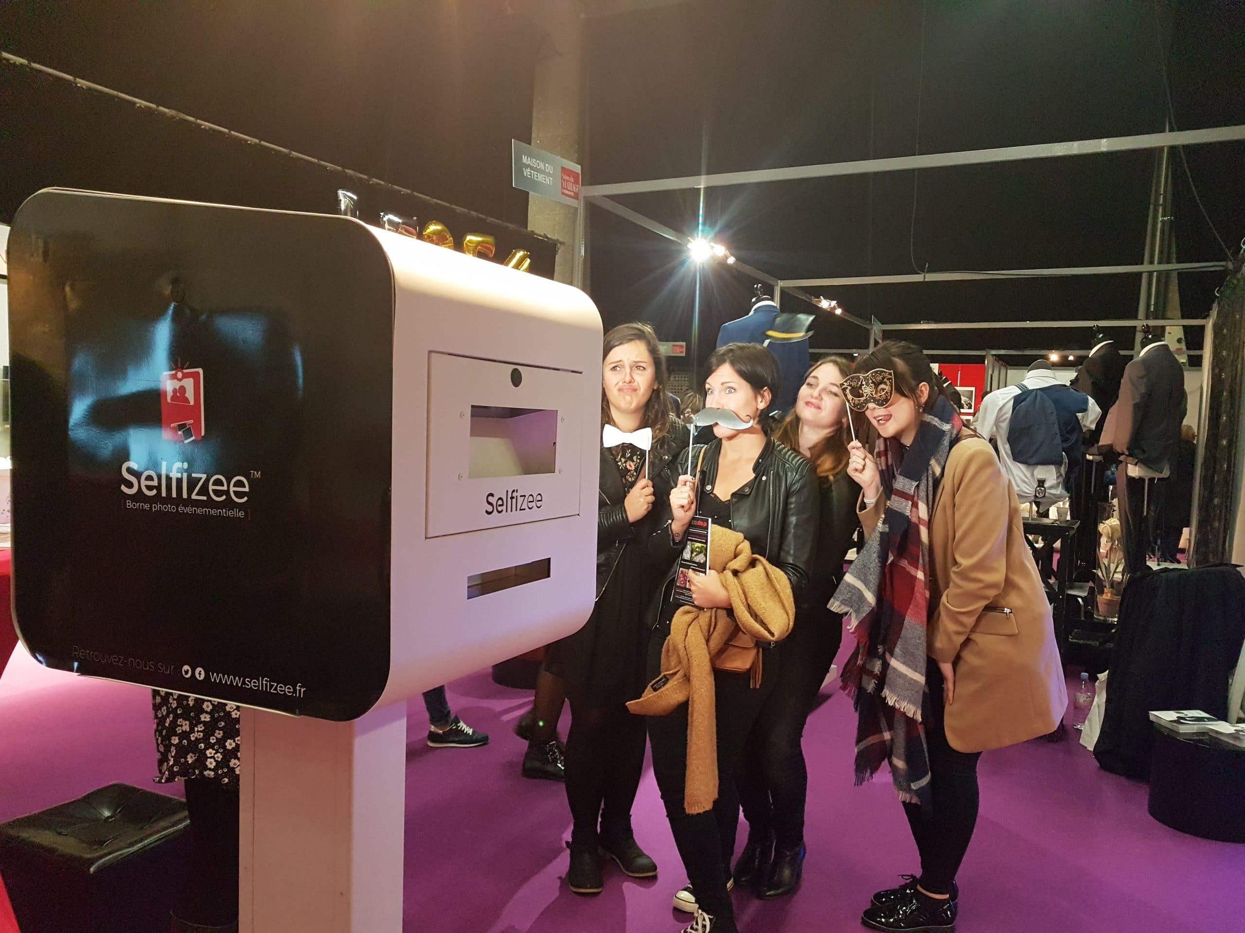 Animation photobooth avec accessoires au stand borne photo Selfizee au salon du mariage 2017 à Brest