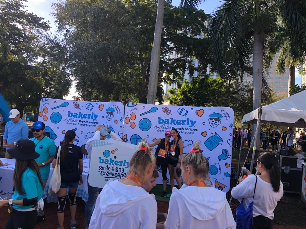 Animation photobooth et photocall stand Bakerly au marathon de Miami 2020 avec impressions photos des participants et visiteurs