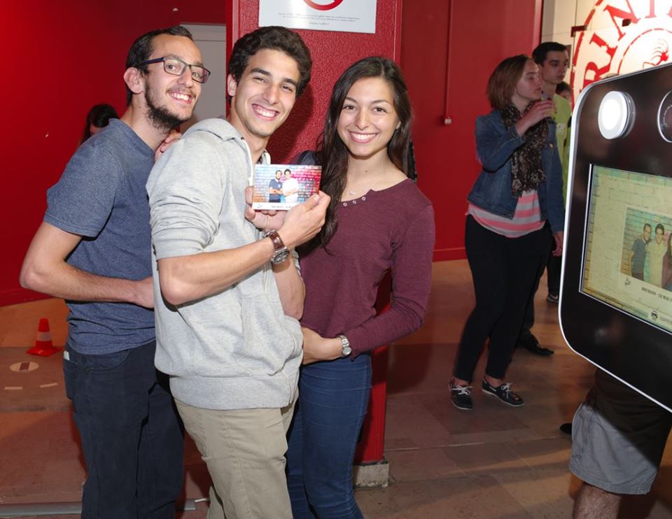 Borne selfie avec fond vert et impressions photos immédiates pour animation soirée Le Spot 2017 Bourges