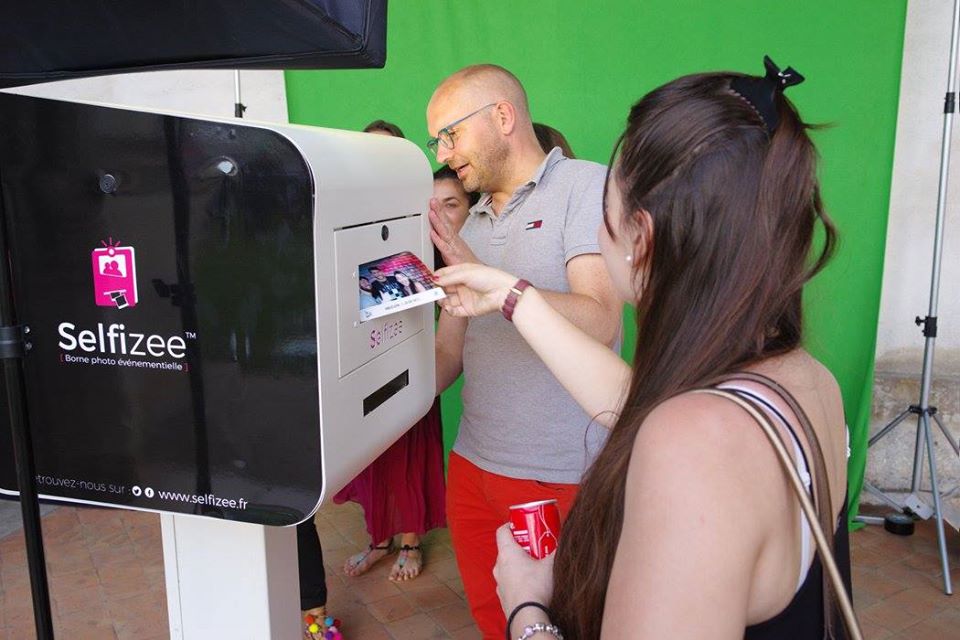 Borne photo et fond vert pour animation soirée étudiante Le Spot 2017 Orléans avec impressions selfies