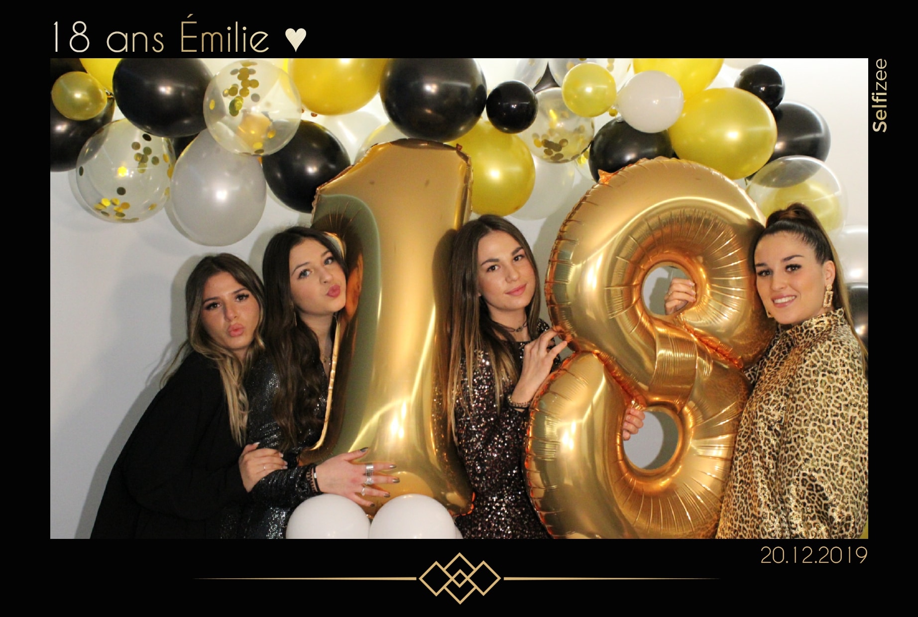 Animation photobooth anniversaire Cannes avec impressions selfies - location borne photo fête anniversaire Cannes / Alpes Maritimes