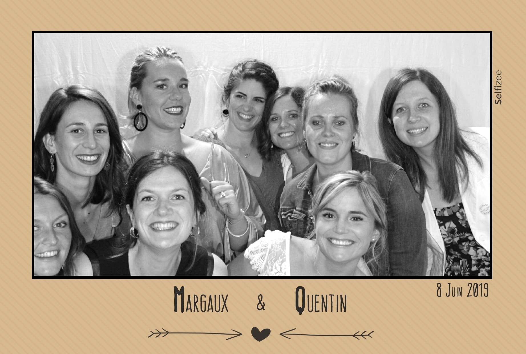 Selfie box animation mariage avec photos personnalisées à Concarneau - location photobooth Morbihan et Bretagne pour photo mariage ou fête