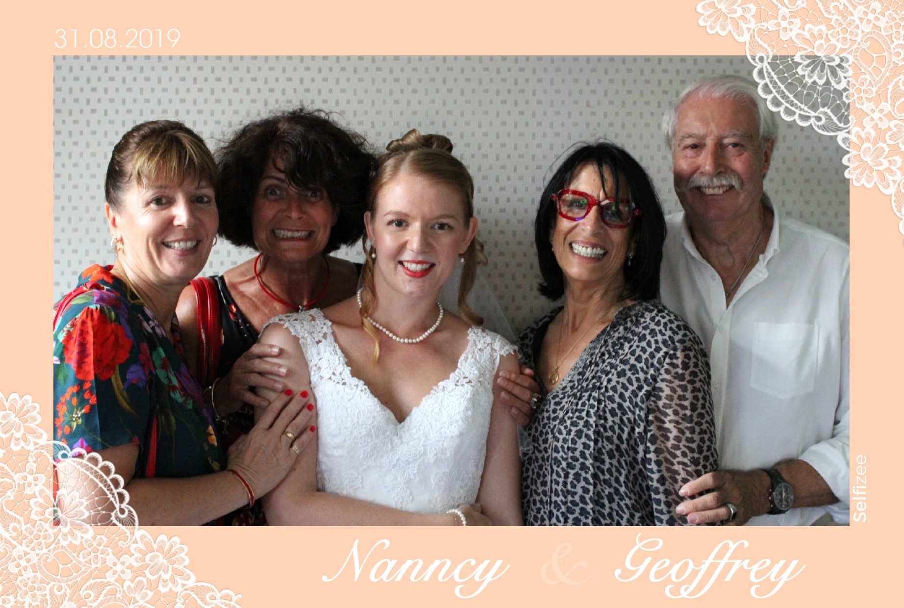 Selfie personnalisé et impression immédiate avec photobooth connecté à louer pour animation mariage, anniversaire, baptême, soirée, fête à Lyon et dans le Rhône