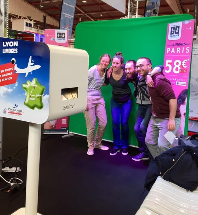 Borne selfie personnalisée et fond vert animation stand foire Limoges 2019 avec impressions photos visiteurs du salon