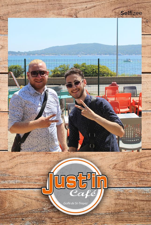 Borne photo au restaurant Just'in Café entre Saint Tropez et Sainte Maxime avec selfies personnalisés et imprimés