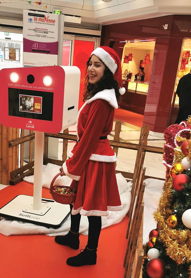 Animation photo père Noël 2019 avec borne selfie et hôtesse au centre commercial Carrefour de Laval en Mayenne