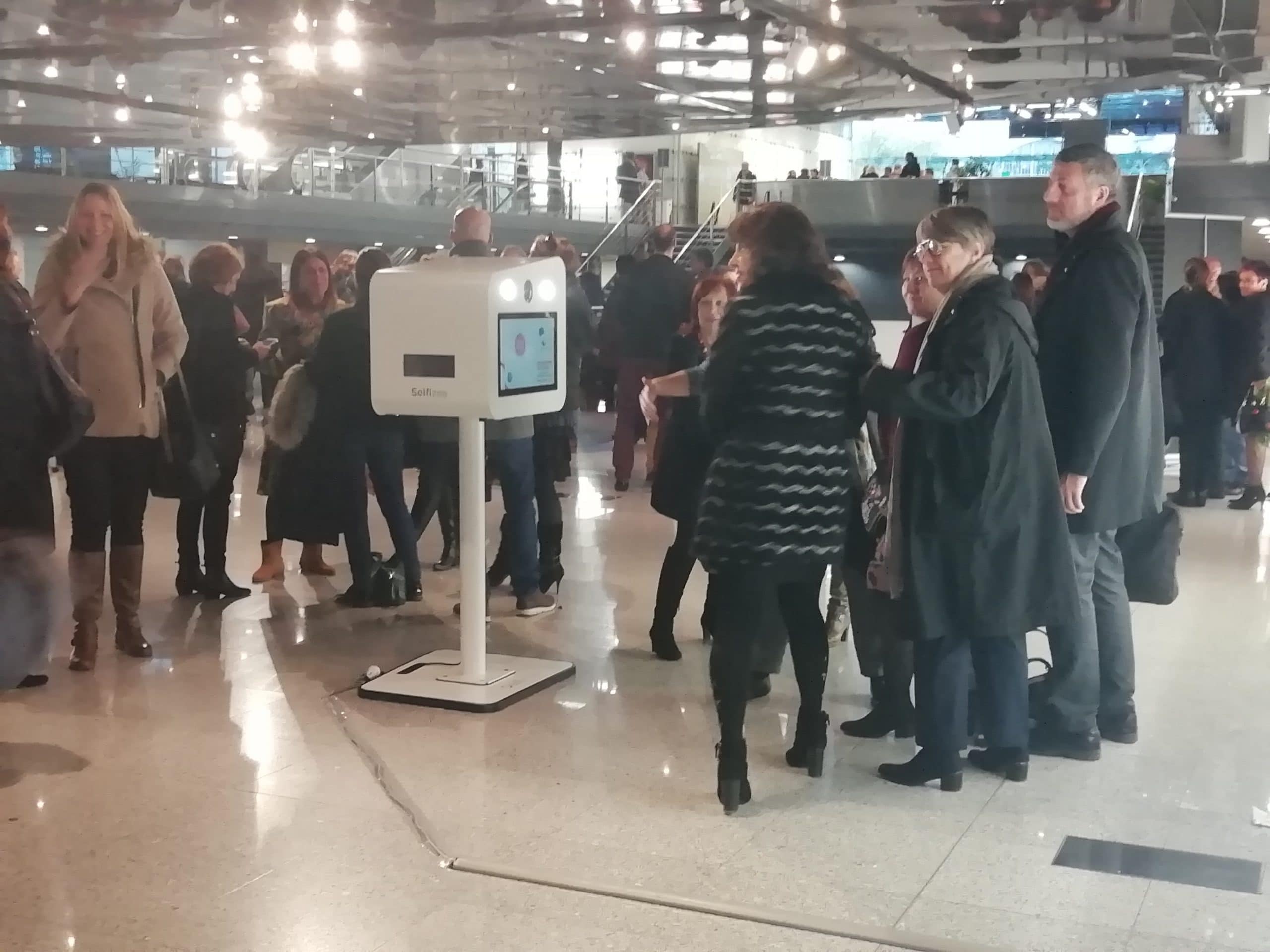 Borne photo à la convention régionale Pôle Emploi Centre Val de Loire à Tours en 2019 avec impressions selfies des participants