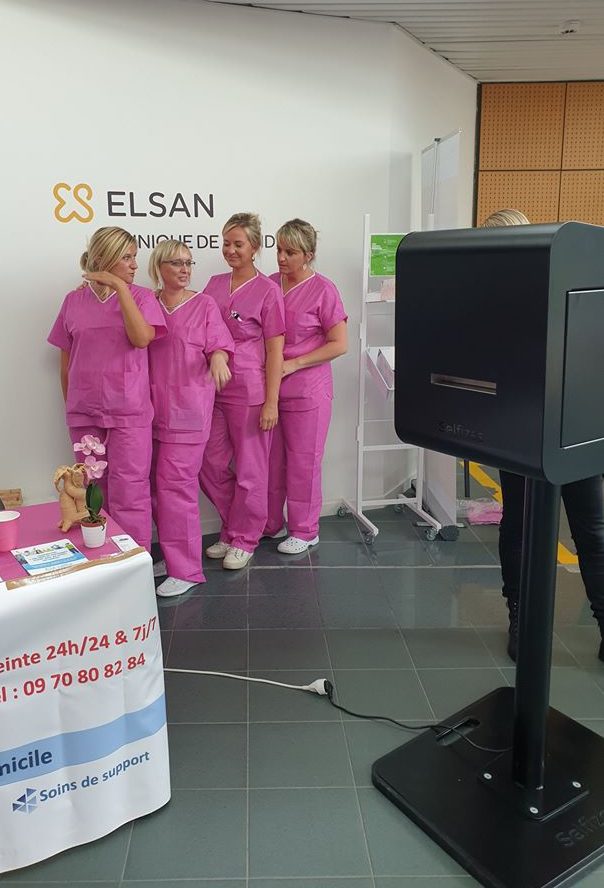 Photo personnalisée animation octobre rose pour l'association Au-delà du cancer à la clinique de Flandre proche de Dunkerque avec borne selfie connectée Classik