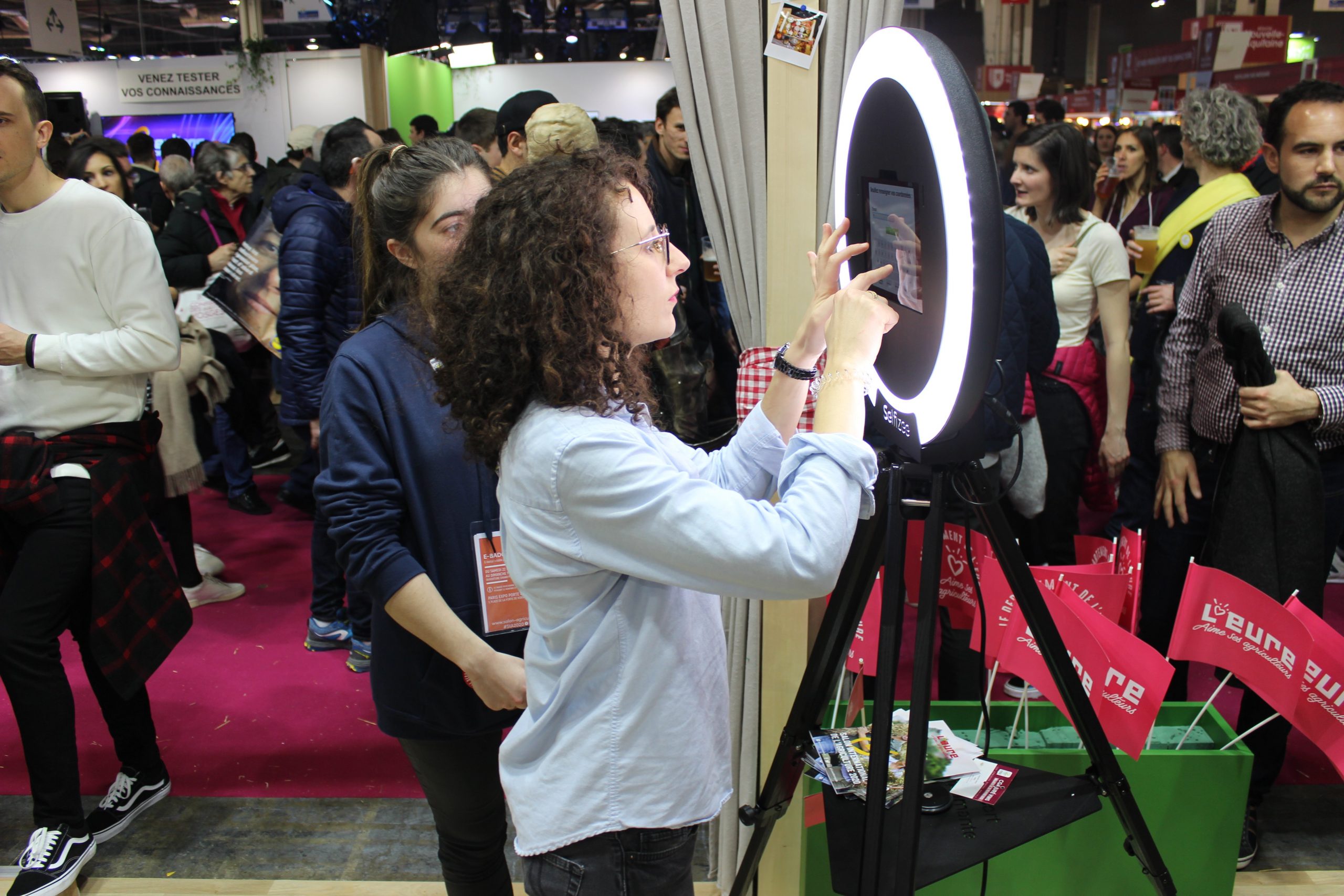 Animation photobooth stand salon de l'agriculture Paris 2020 - selfie box avec écran tactile et photos personnalisées pour visiteurs