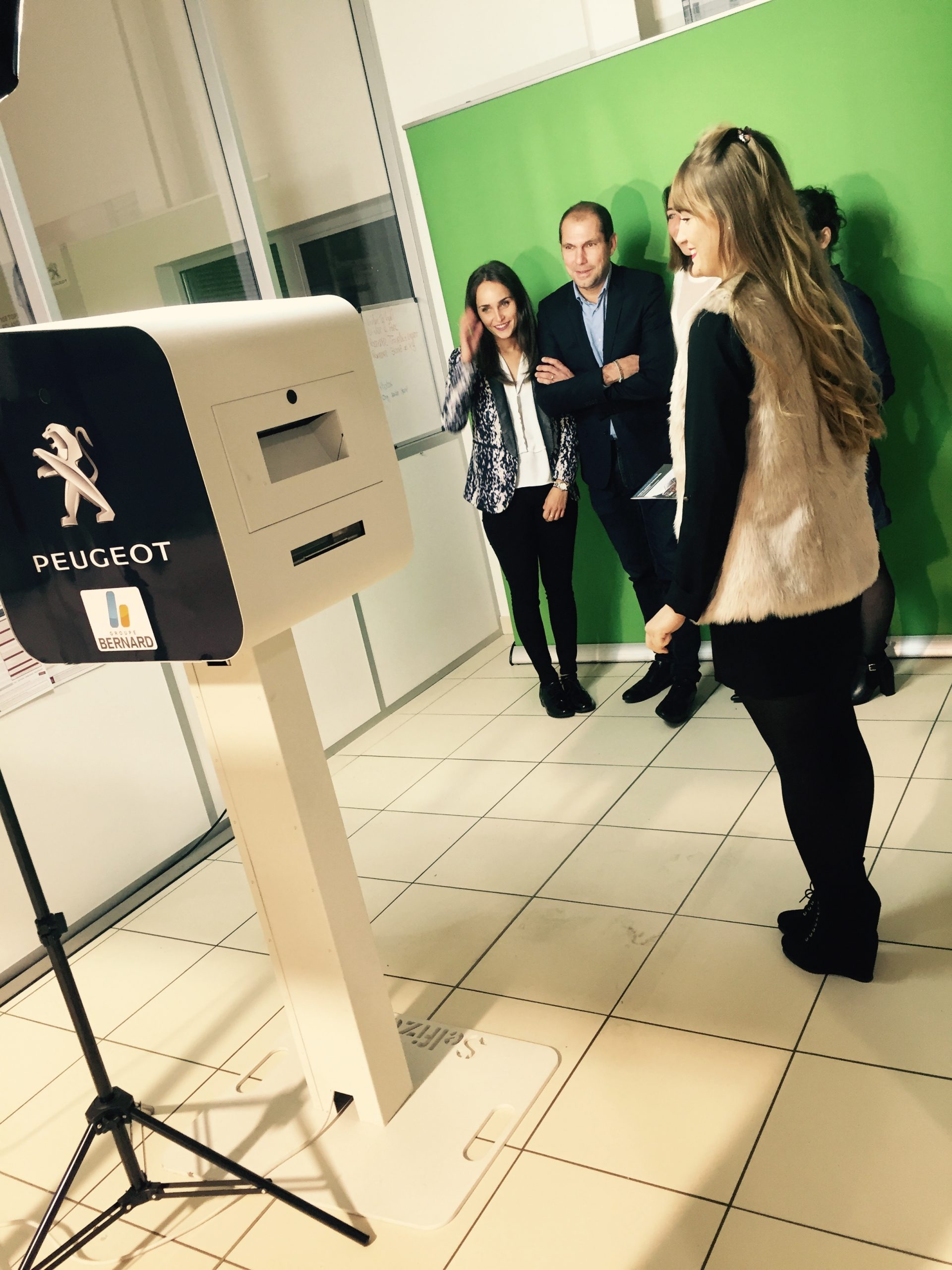 Borne selfie et animation fond vert pour photos soirée inauguration Peugeot Chambéry en Savoie en 2016